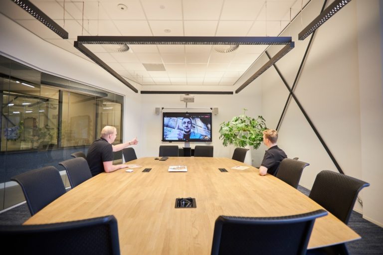 Vergaderruimte met videoconferencing apparatuur