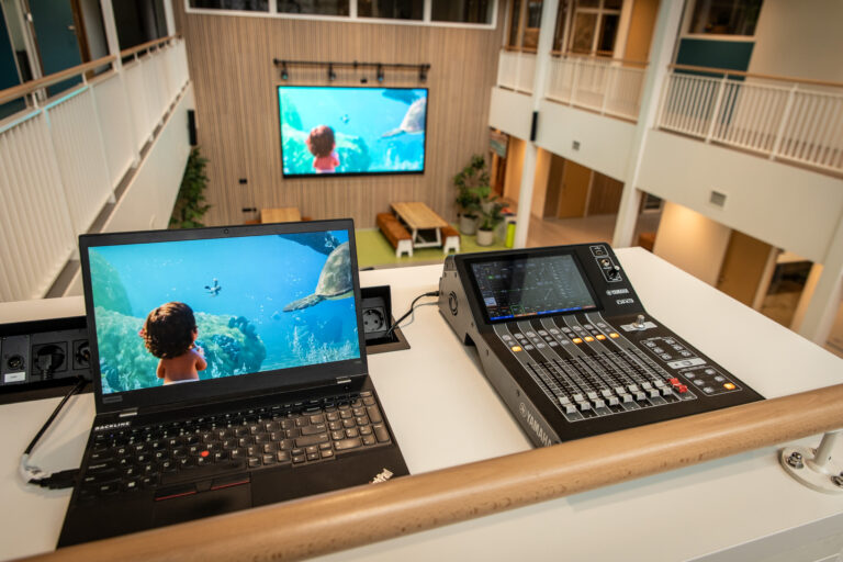Aula Zuiderbos College, met zicht op de grote LED videowall.