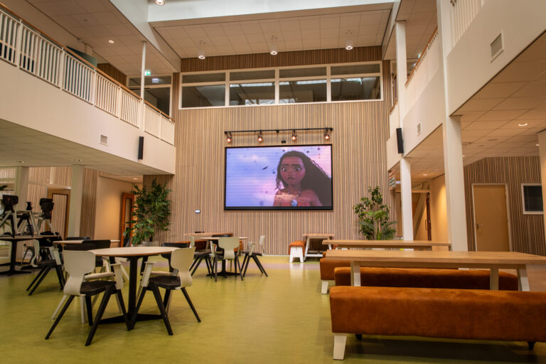 Aula Zuiderbos College, met zicht op de grote LED videowall.