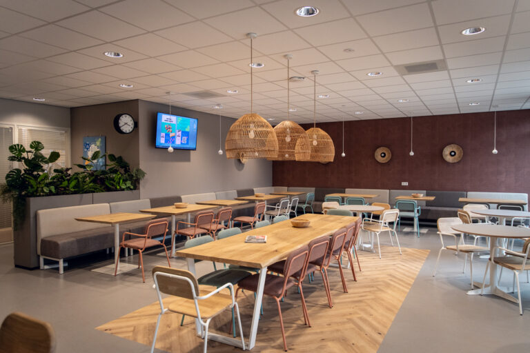 Kantine met TDM Signage scherm voor berichtgeving en actualiteiten.